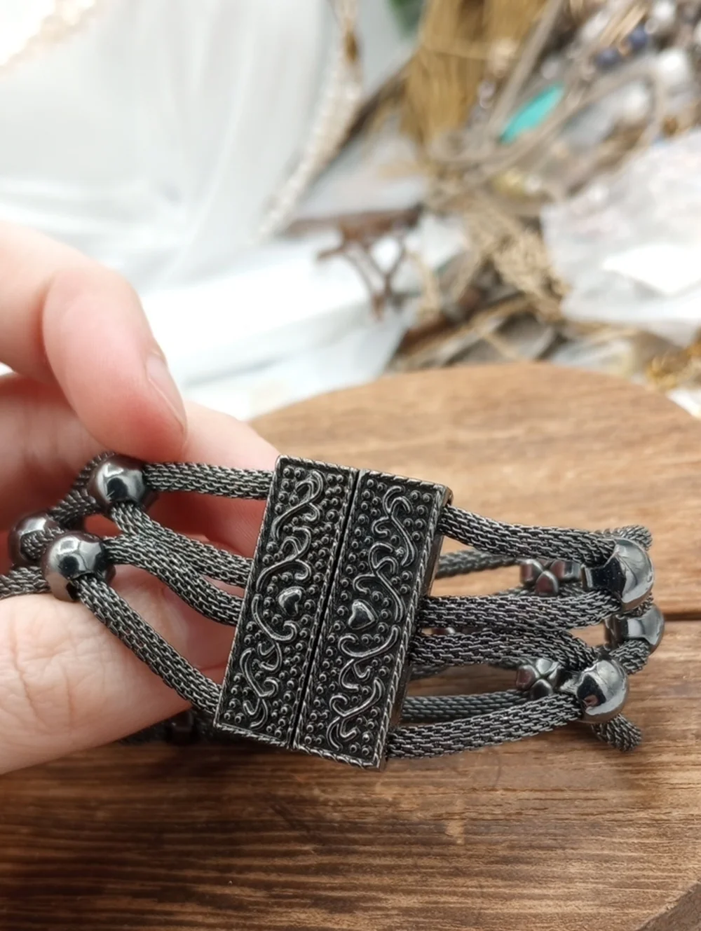 Metallic Black Nesh Victorian Styles Magnetic Closure Bracelet B1005